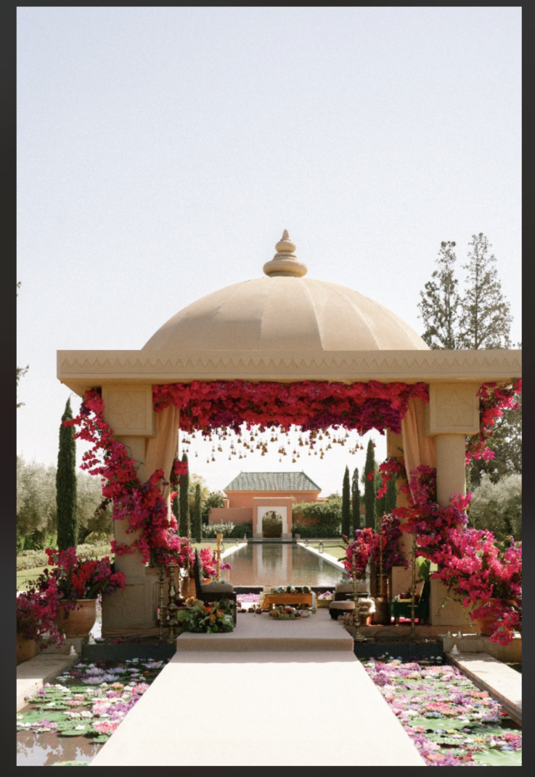 Mandap de mariage au-dessus du bassin