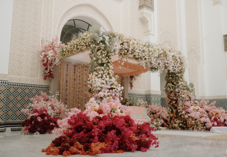 Autel floral contre un mur sculpte marocain
