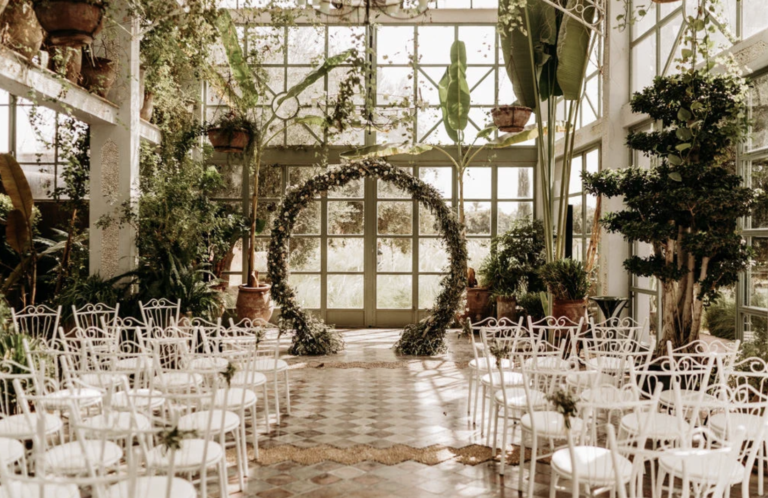 Ceremonie en orangerie avec arche florale