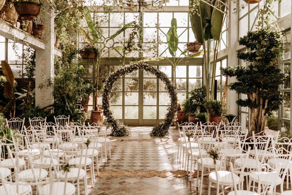 Photographie de mariage à Marrakech, cérémonie sous verrière avec arche florale