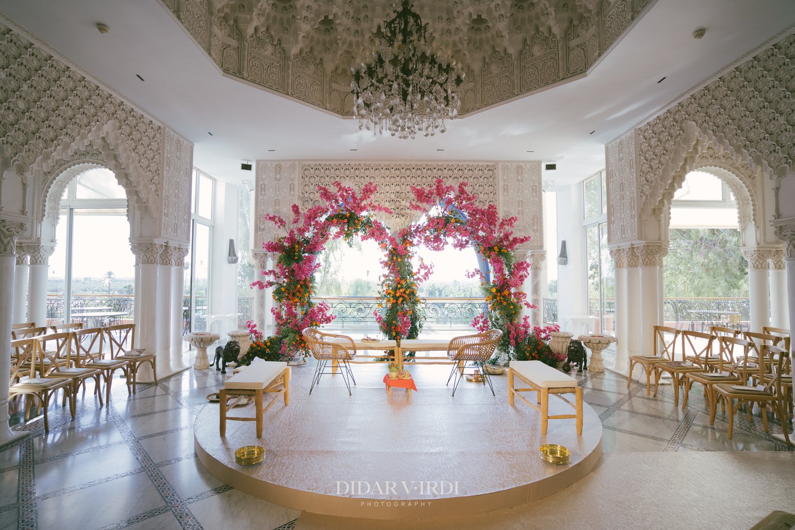 Décor de cérémonie de mariage à Marrakech, arche florale dans un palais marocain